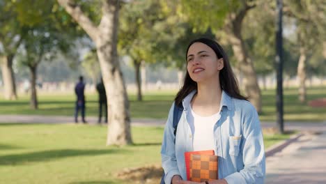 Indisches-College-Mädchen,-Das-Auf-Dem-Campus-Umherstreift