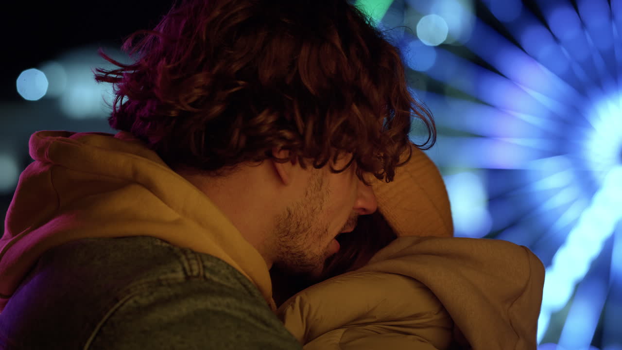 사랑스러운 커플이 시내에서 포옹하고 있습니다.