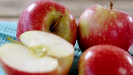 manzanas rojas cayendo en la servilleta