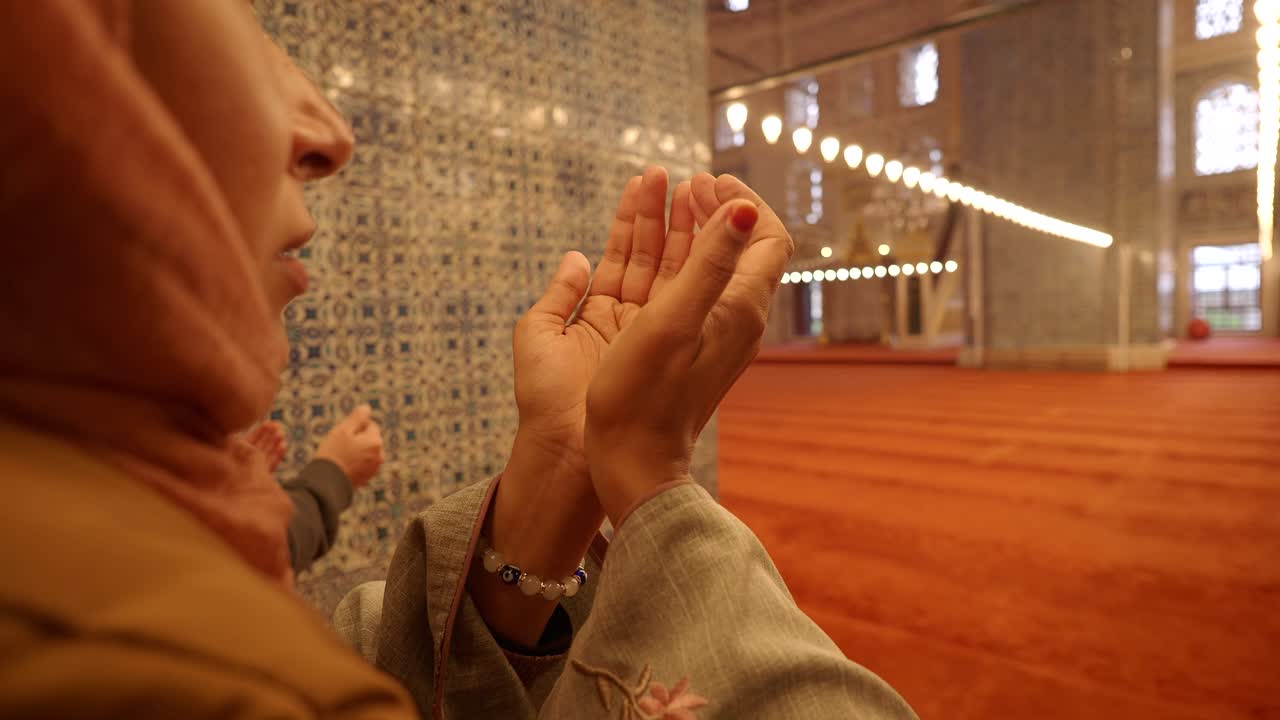 모스크 에서 기도 하는 여자