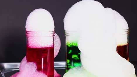 vibrantes burbujas de hielo seco desbordan de los frascos, creando un hipnotizante experimento científico con líquidos coloridos y texturas espumosas