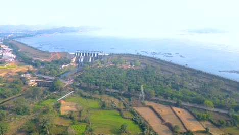 Vista-Aérea-Del-Lugar-Turístico-De-La-Presa-De-Patratu-Y-Actividades-De-Deportes-Acuáticos.