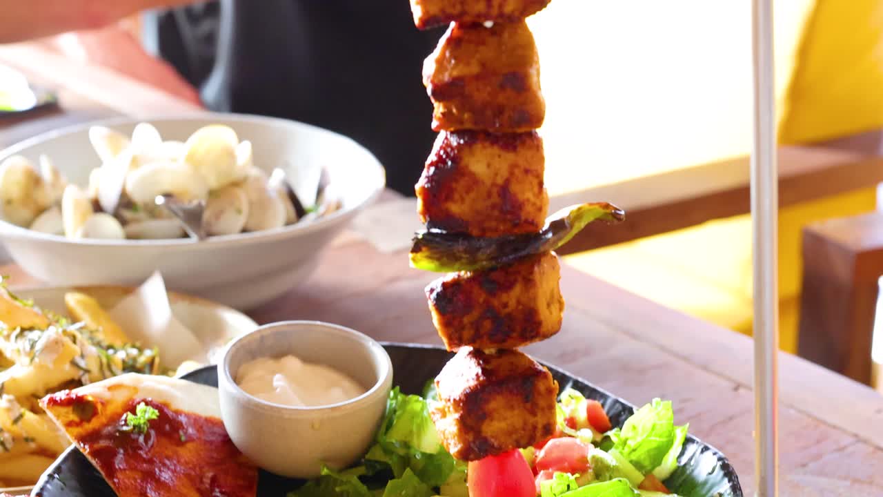 그릴 스피어와 감자김으로 식사를 즐기고 있습니다.