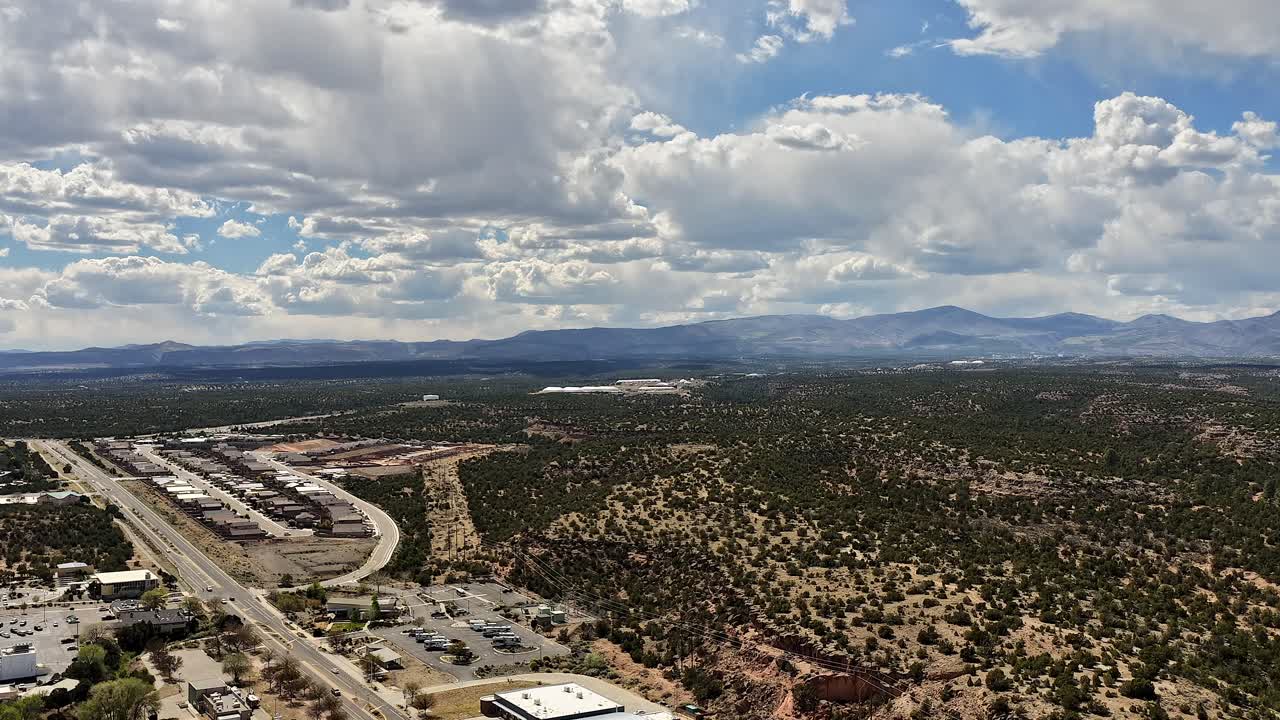 Uno straordinario timelapse con drone in 4K cattura nuvole spettacolari che si spostano sopra una pittoresca città desertica del sud-ovest. Il rapido movimento atmosferico crea una vista dinamica ed epica.