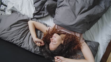 mujer durmiendo en la cama
