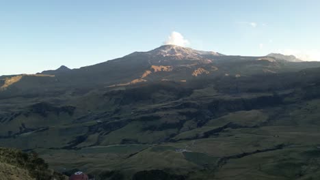 volando hacia el volcán activo nevado del ruiz en el departamento de tolima en las montañas de los andes en colombia