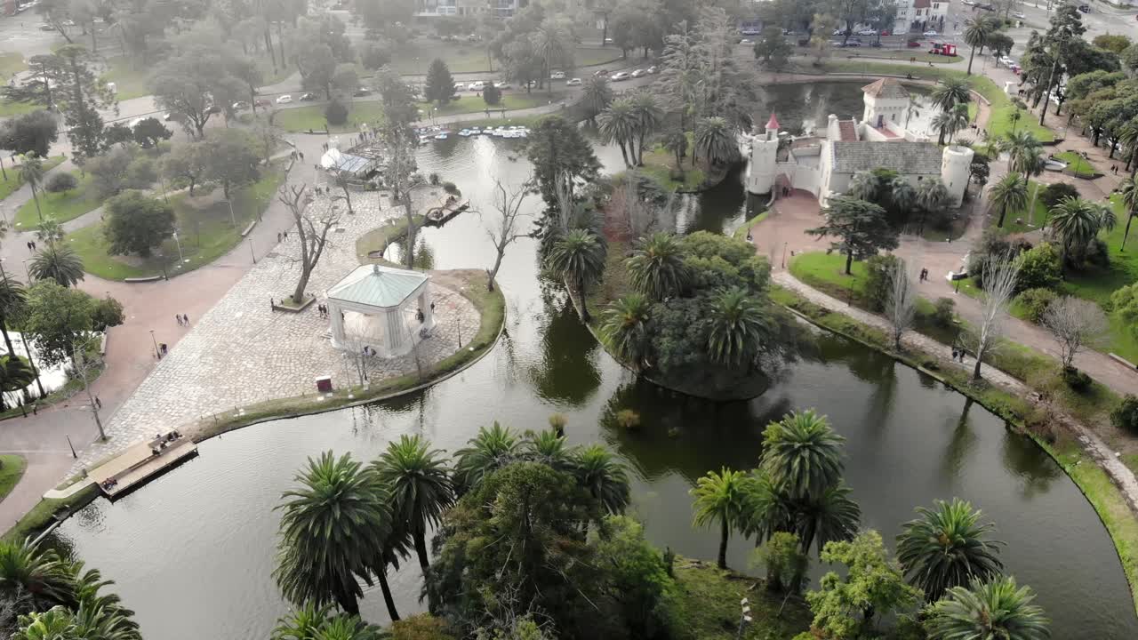 toma aérea del parque con la ciudad al fondo un día soleado en montevideo, uruguay