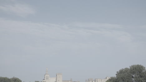 revelando la toma desde el cielo mirando sobre aviñón francia en un día soleado en cámara lenta