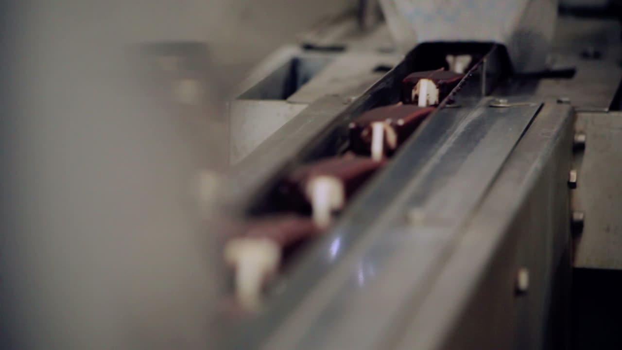 fábrica de alimentos. línea de envasado de helados. línea de producción de postres de chocolate