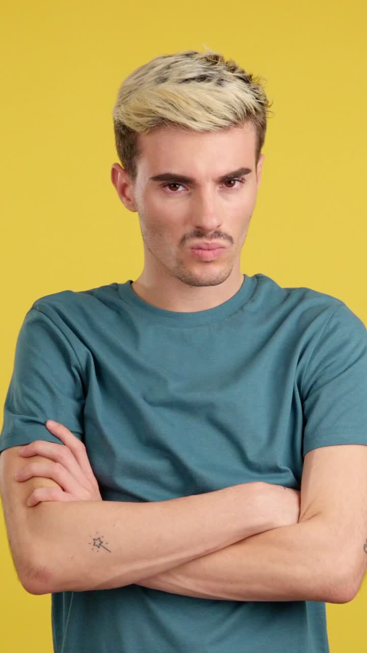 hombre con los brazos cruzados