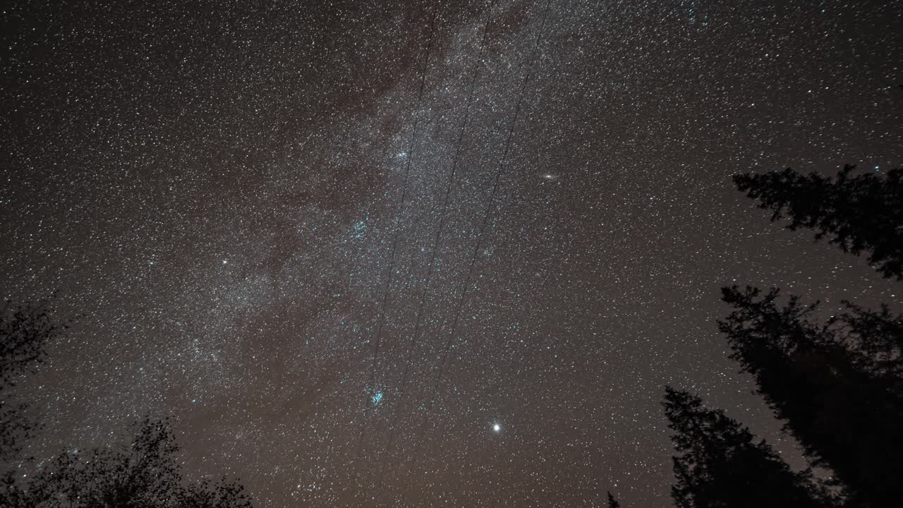 magnífico cielo nocturno con la vía láctea y estrellas brillantes en un video timelapse