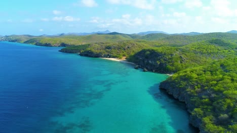 La-Plataforma-Aérea-Inclinada-Hacia-Arriba-Revela-Las-Hermosas-Aguas-Azules-De-La-Playa-De-San-Juan,-Curazao,-Caribe