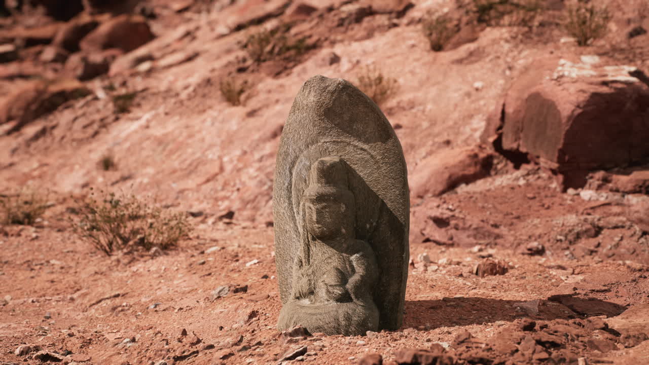 바위 사막에 있는 고대 동상