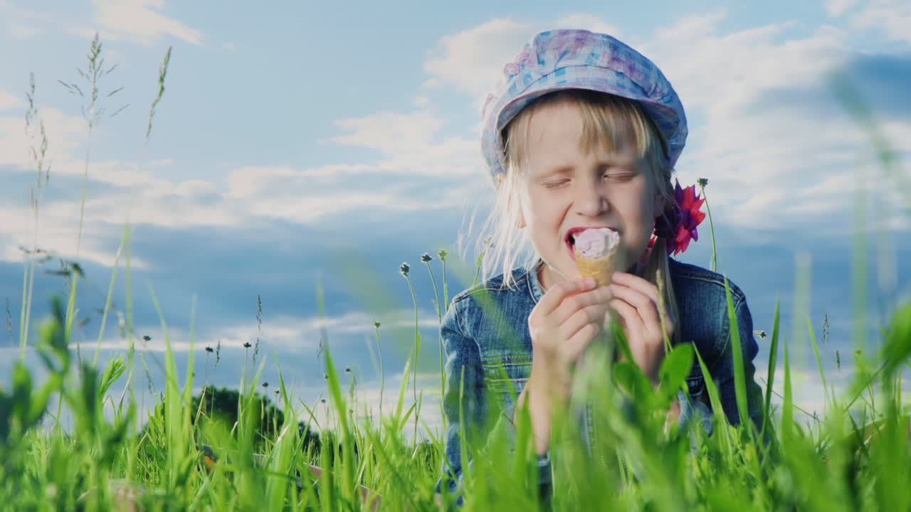 푸른 초원에서 아이스크림을 먹는 9세 소녀 05