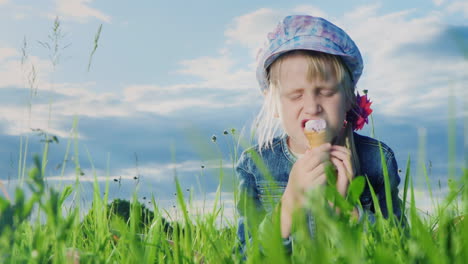 niña de 9 años comiendo helado en prado verde 05