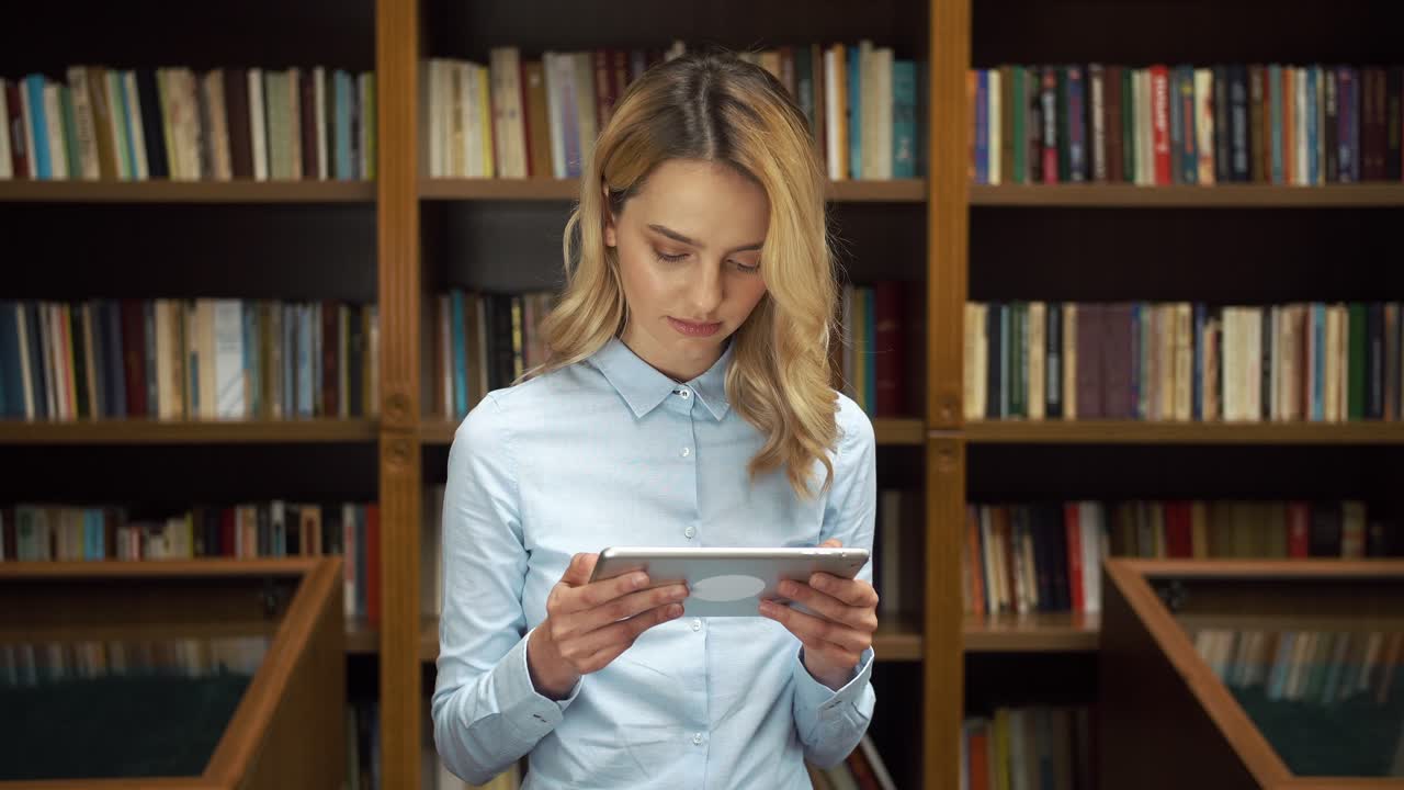 mujer usando tableta en la biblioteca