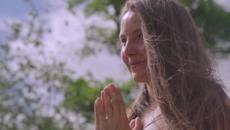 Hermosa-Mujer-Practicando-Yoga-Y-Meditando-En-Un-Parque-En-Un-Día-Soleado