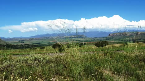 gran camión cisterna de gasolina pasando por la cordillera de maloti y las granjas en la provincia del estado libre cerca de la ciudad de camelroc y la frontera con lesotho