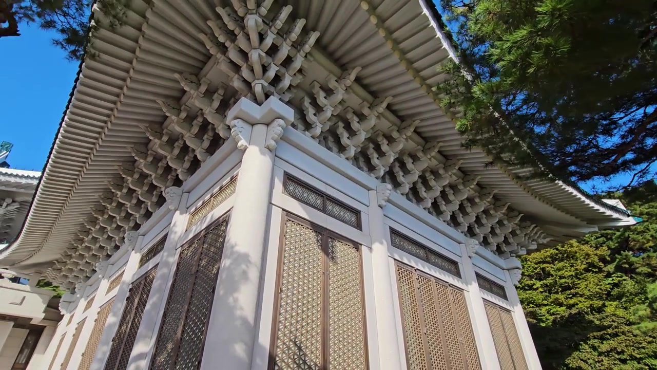 Cheong Wa Dae (Det Blå Hus) Pavillon Offentlig Park i Jongno-distriktet, Seoul, Sydkorea. Lavvinkel gimbal-optagelse.