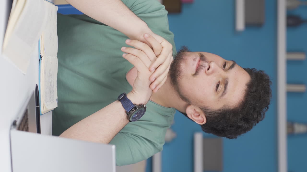 video vertical de un estudiante varón que sueña con su carrera.