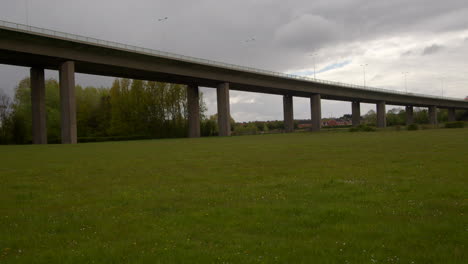 fotografía amplia del puente de aproximación del extremo sur al puente humber