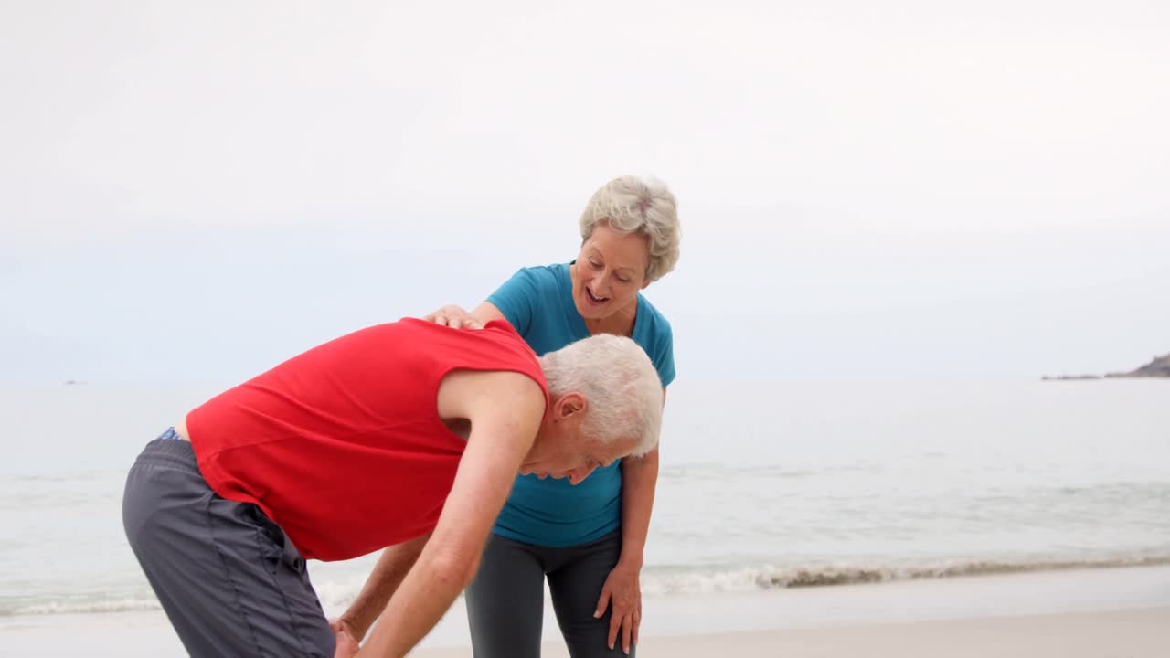 은퇴 한 부부 가 해변 에서 피곤 하다
