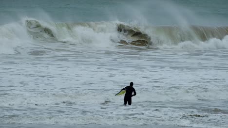 Grandes-Olas-Espumosas-En-El-Mar-Cantábrico