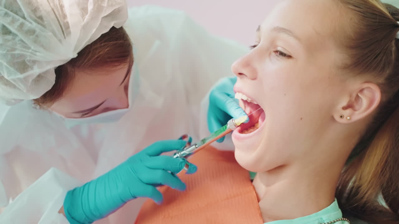 процедура зубной инъекции на ребенке