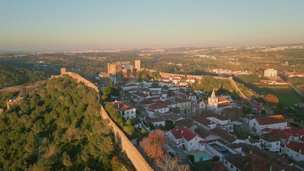 Mura medievali di una città-castello alla luce della sera, vista aerea. Architettura storica.