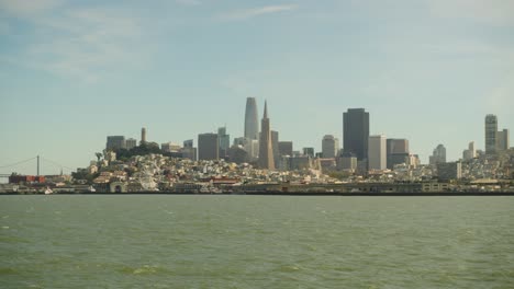 el centro de san francisco en un día nublado visto desde la bahía