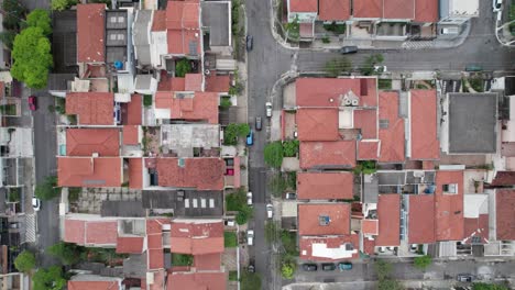 Siguiendo-Un-Coche-Desde-Arriba-Conduciendo-Por-Los-Suburbios-De-Sao-Paulo,-Brasil