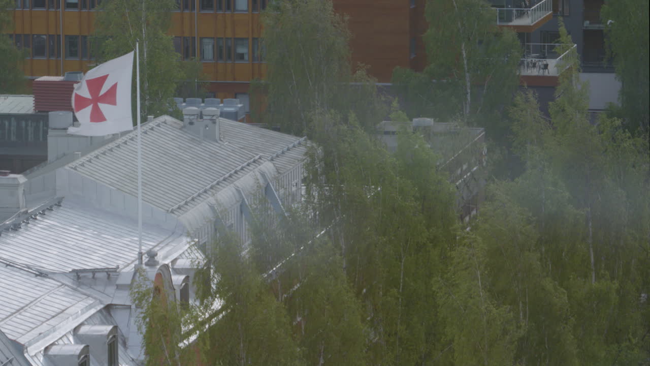 건물 꼭대기에서 바람에 흔들리는 기사 템플러  ⁇ 발, 정적  ⁇