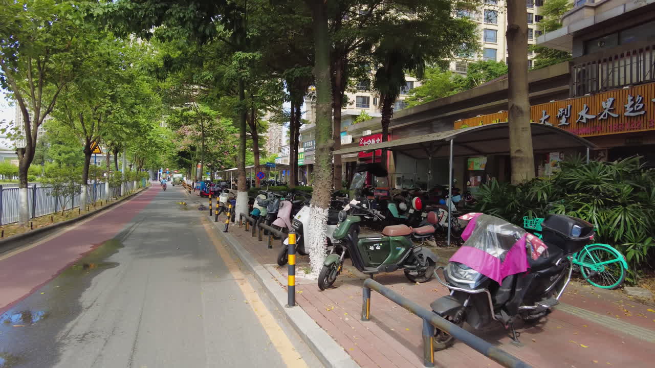 상점 과 주차장 이 있는 도시 거리 장면