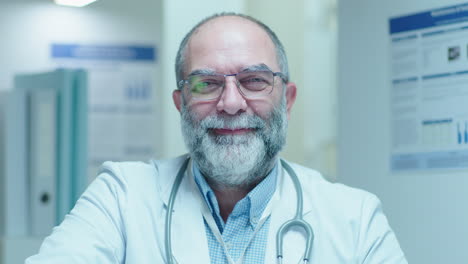 retrato de un médico sonriente