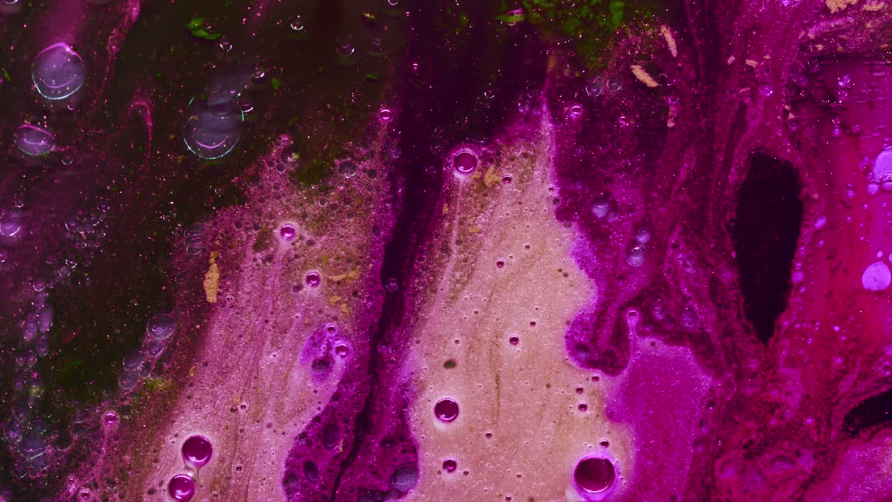 burbujas y pequeñas espumas que se forman en primer plano y en cámara lenta