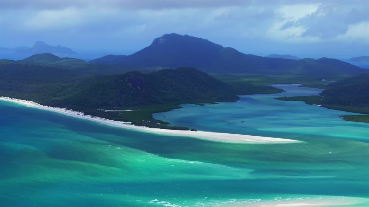hill inlet lookout aerial drone scenic flight whitsundays qld 오스트레일리아 빛 푸른 하늘 구름이 많은 바람이 많은 화이트헤이븐 해변 해밀턴 아일랜드 에어리 국립 공원 은 푸른 바다 물 구름이 왼쪽 원