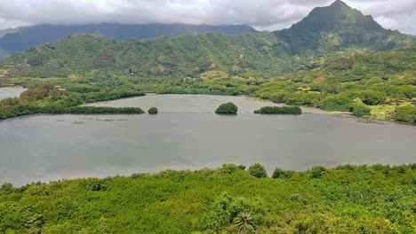 Vista-Aérea-Del-Estanque-Moli&#39;i-En-Kaneohe-Con-Montañas-Al-Fondo