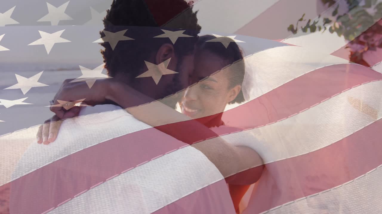 animación de la bandera estadounidense sobre una pareja casada afroamericana sonriente en la playa