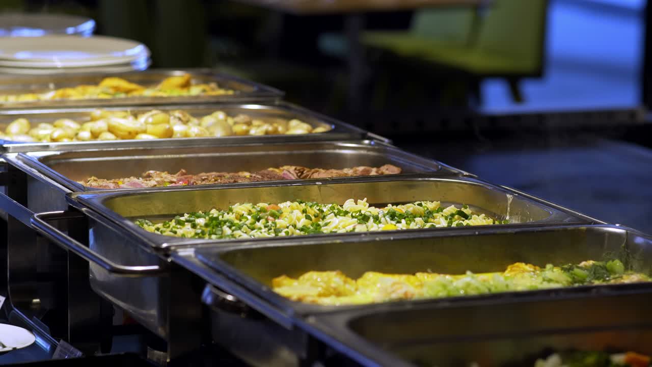 los huéspedes del restaurante eligen la comida de un buffet