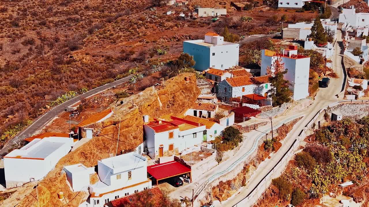 Vista aerea di Gran Canaria che mostra case e strade in una zona desertica