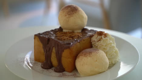 tostadas de miel con helado de vainilla y chocolate