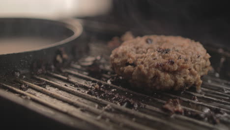 Hamburguesa-De-Carne-Cruda-O-Pollo-A-La-Parrilla-Preparada-Para-Un-Delicioso-Sándwich-De-Hamburguesa-Y-Retirada,-Con-Un-Fondo-Negro-Y-Una-Luz-Sencilla-Filmada-En-4k-Crudo