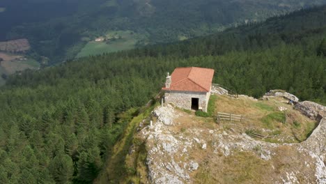 Vista-Aérea-De-Drones-De-La-Ermita-De-Aitzorrotz-En-La-Cima-De-Una-Montaña-En-El-País-Vasco