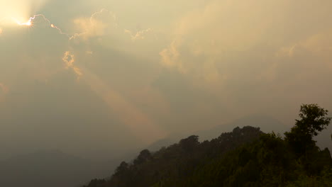 Ein-Himmlischer-Himmel-Mit-Der-Sonne-Durchscheinen