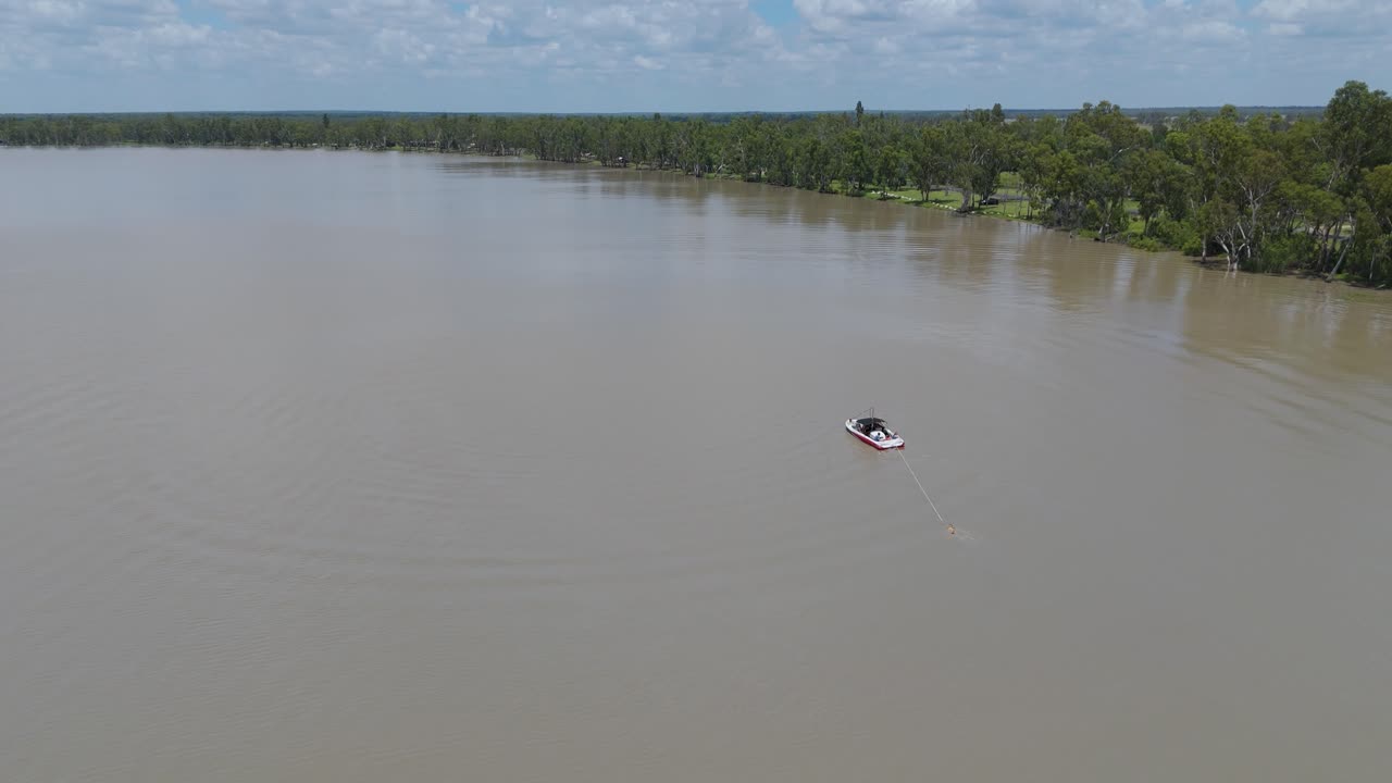 la lancha rápida tira del esquiador que finalmente cae