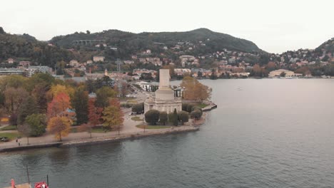 Vista-Al-Lago-Del-Templo-Volta-Y-Del-Paseo-Marítimo,-Ciudad-De-Como,-Lombardía,-Italia