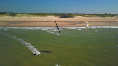 Kitesurf-En-La-Playa-De-Cadzand-Durante-Un-Día-Soleado