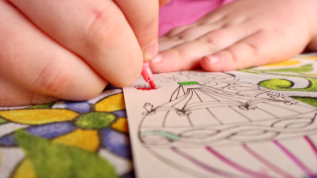 niño coloreando un globo de aire caliente