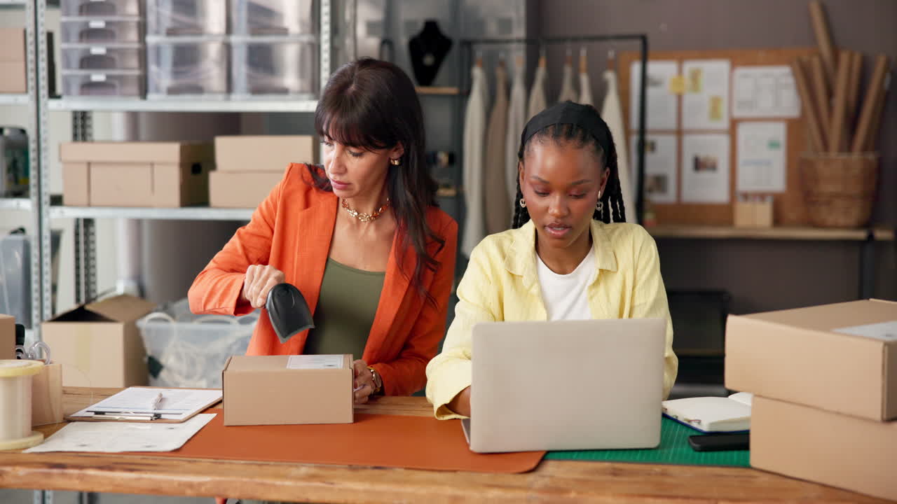 Due donne diverse che collaborano per gli ordini e-commerce in un ufficio di piccola attività