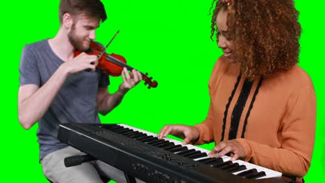 músicos tocando el piano y la guitarra